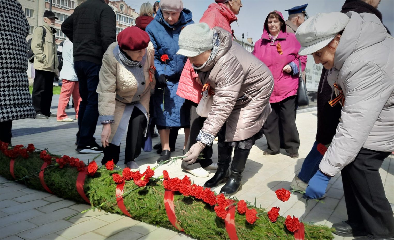 В честь героев Великой Отечественной в Костроме возложили цветы к памятникам