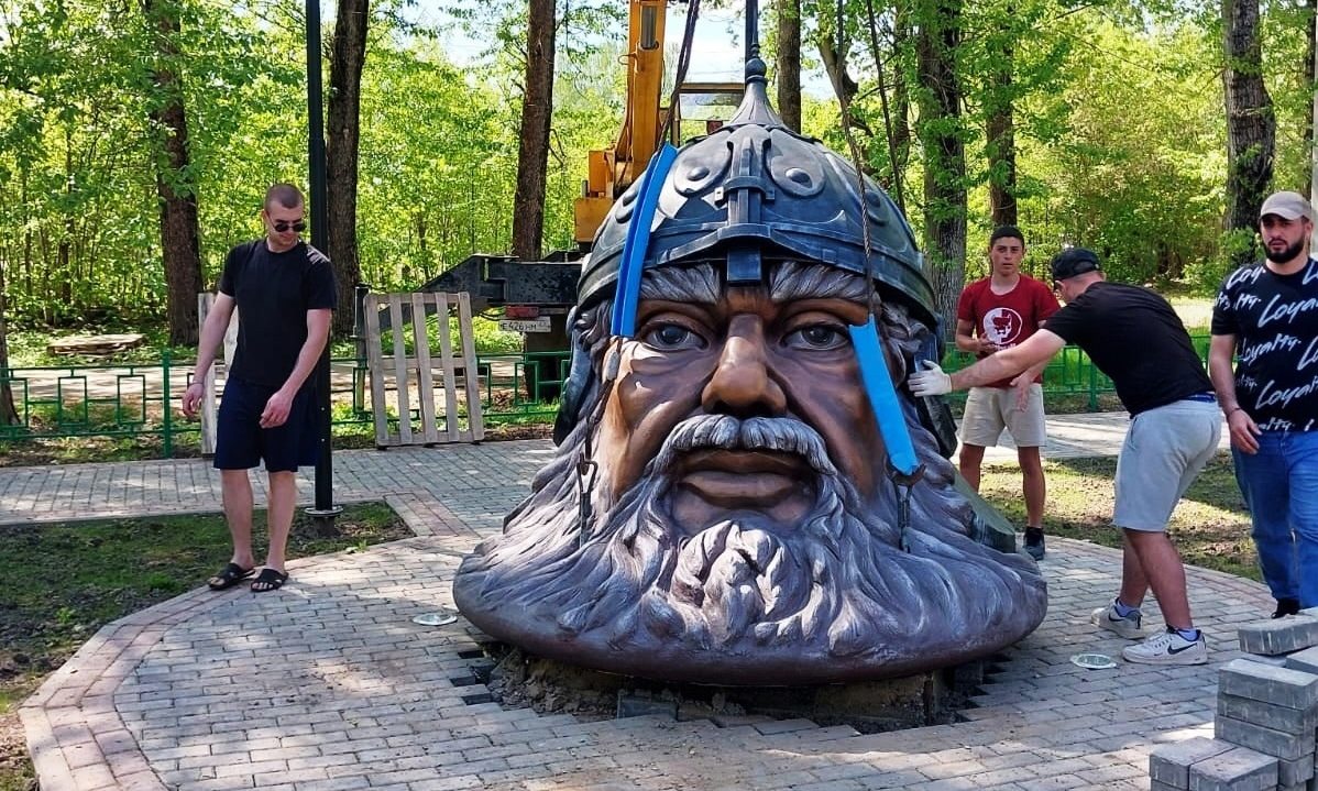 В одном из парков Костромской области появилась голова богатыря