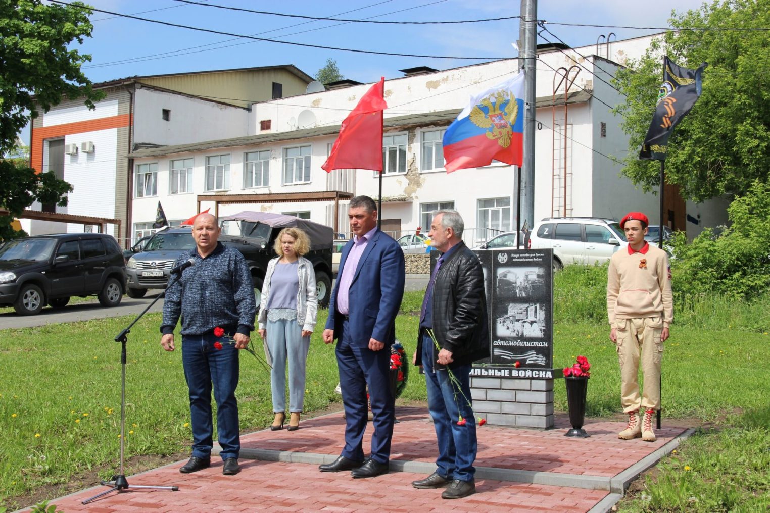 Памятник воинам- автомобилистам торжественно открыли в костромском райцентре