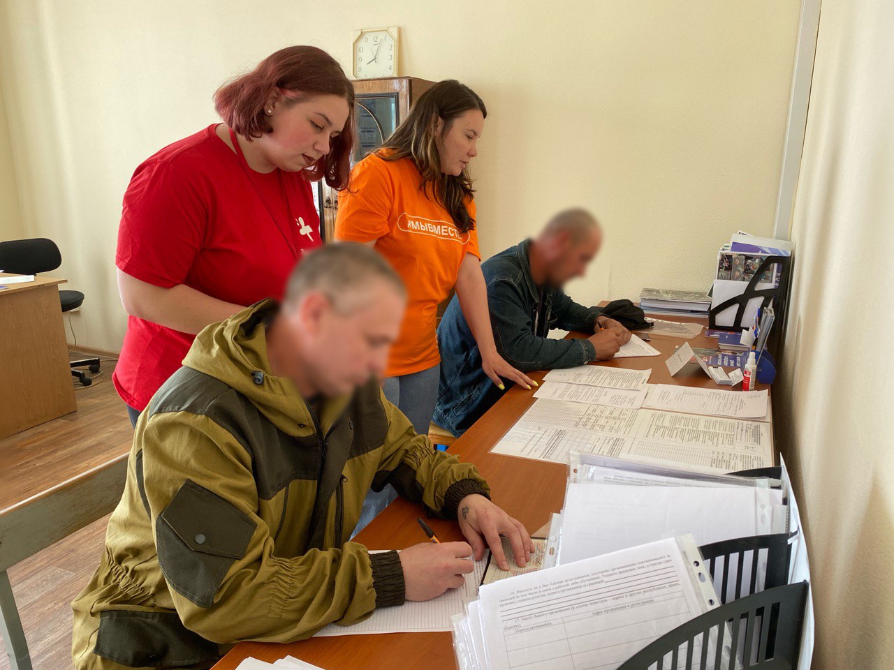 Волонтеры помогают костромичам-контрактникам оформить документы