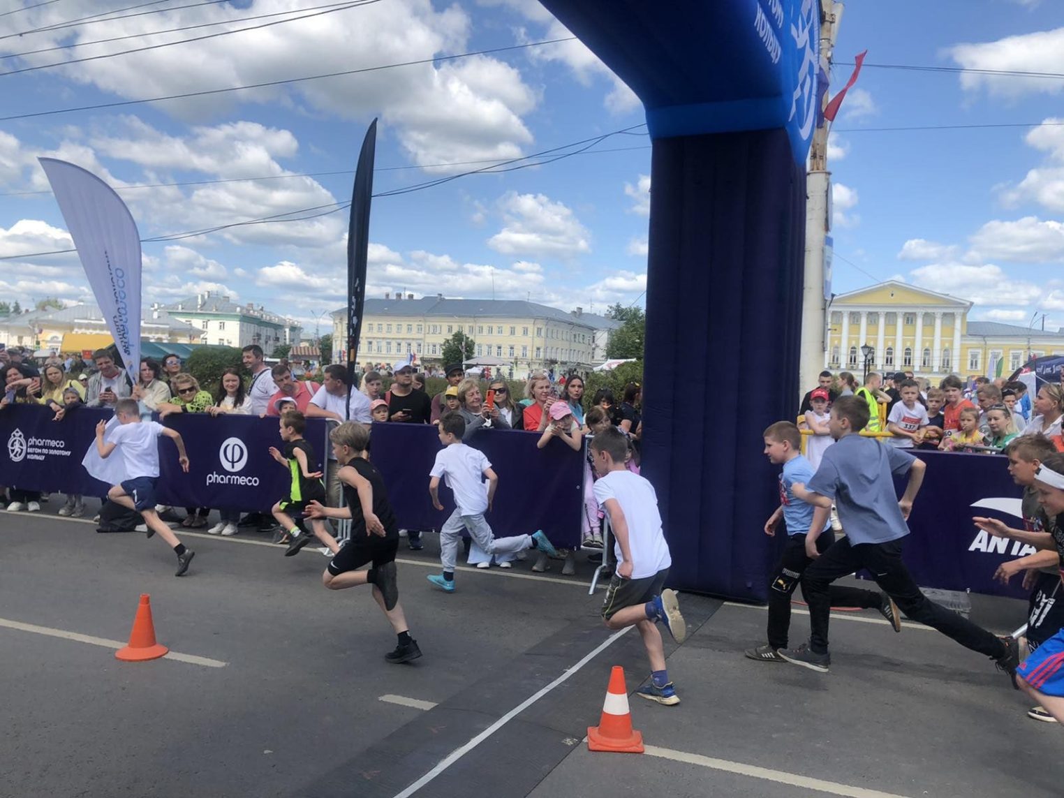 Две тысячи человек пробежали по центру Костромы в День России
