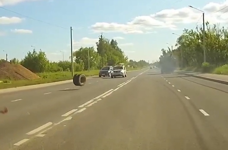 В Костроме разваливающийся на ходу грузовик попал на видео