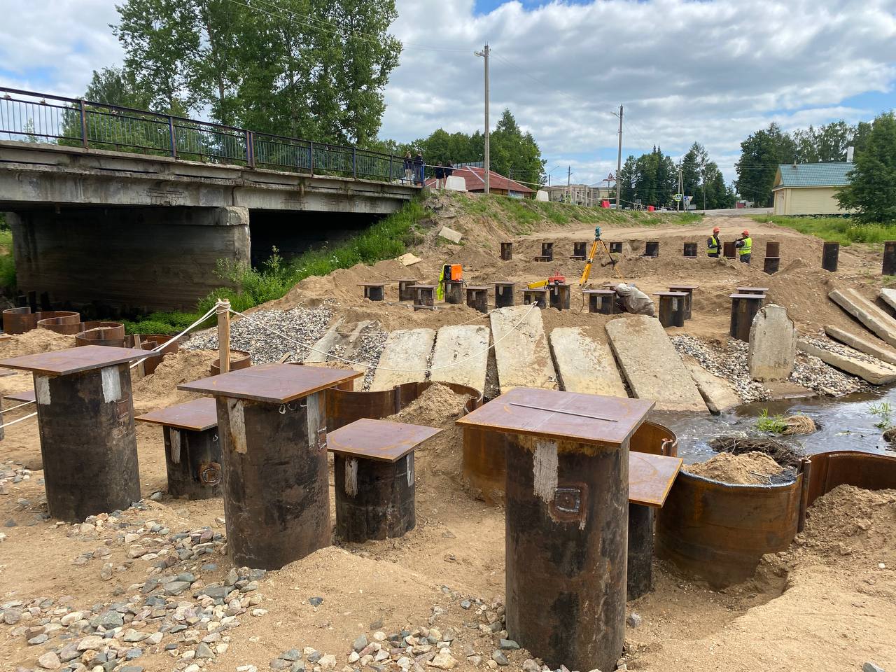Сергей Ситников проверил ход реконструкции моста через реку Вотгать в Кадые