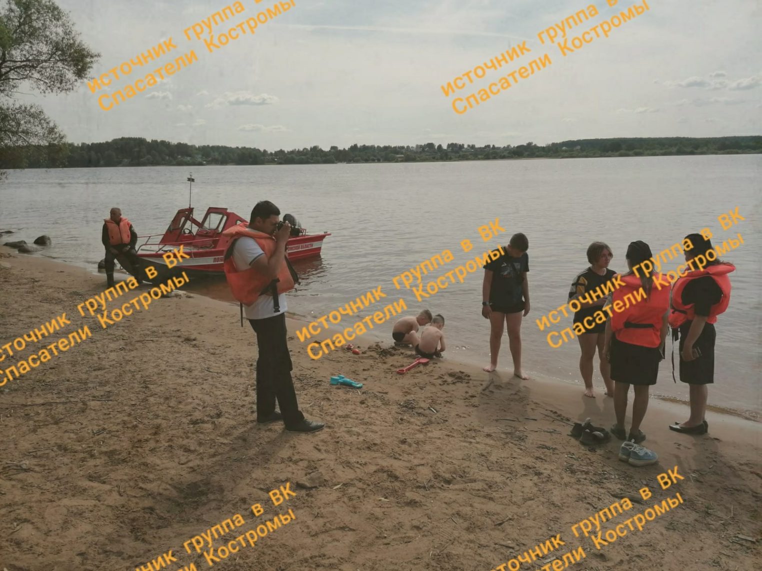 Костромские спасатели и полицейские высматривают у воды несовершеннолетних