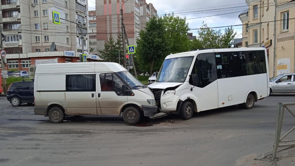 Восемь пассажиров костромской маршрутки испытали шок