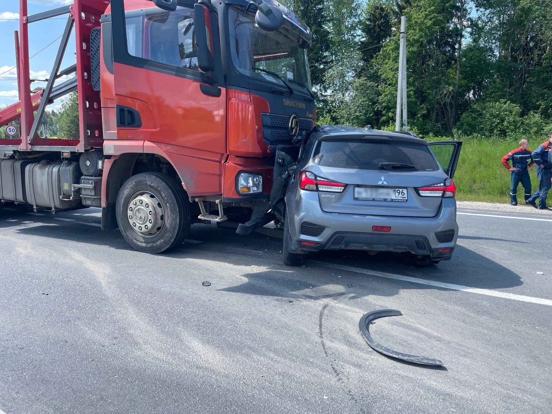 В Костромской области произошло сокрушительное столкновение грузовика и легковушки