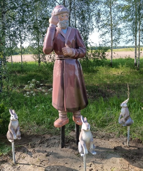 Под Костромой установили фигуру Деда Мазая с зайцами