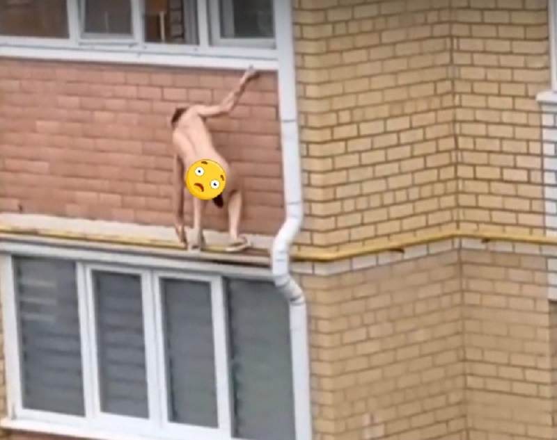 В Костроме голый Человек-паук с носком на причинном месте карабкался по стене дома