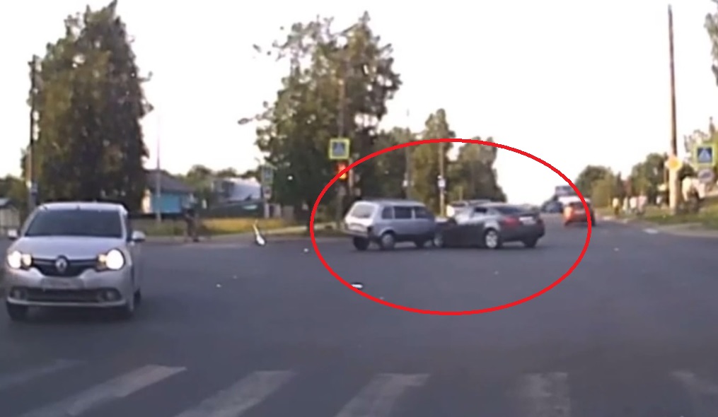 Жёсткое столкновение двух легковушек в Костроме попало на видео