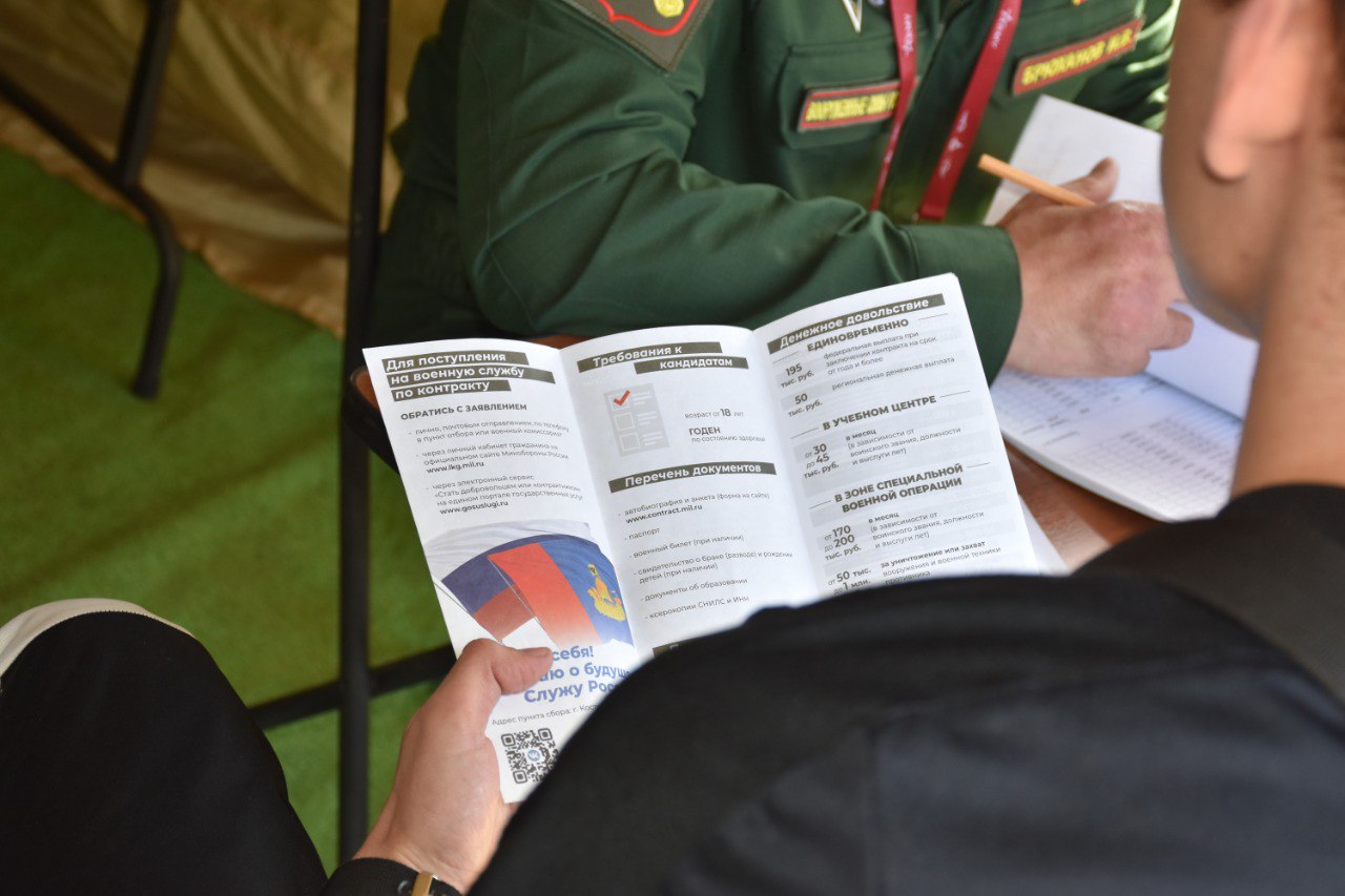 Во время празднования Дня России более 10 костромичей подписали контракт на военную службу
