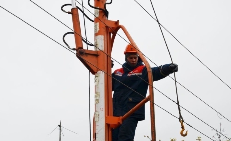 Энергетики Костромаэнерго восстанавливают нарушенное непогодой электроснабжение небольшой части жителей области
