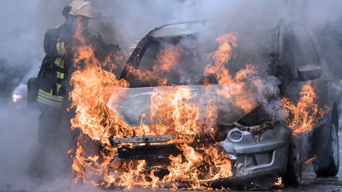 На костромской улице ночью сгорел автомобиль