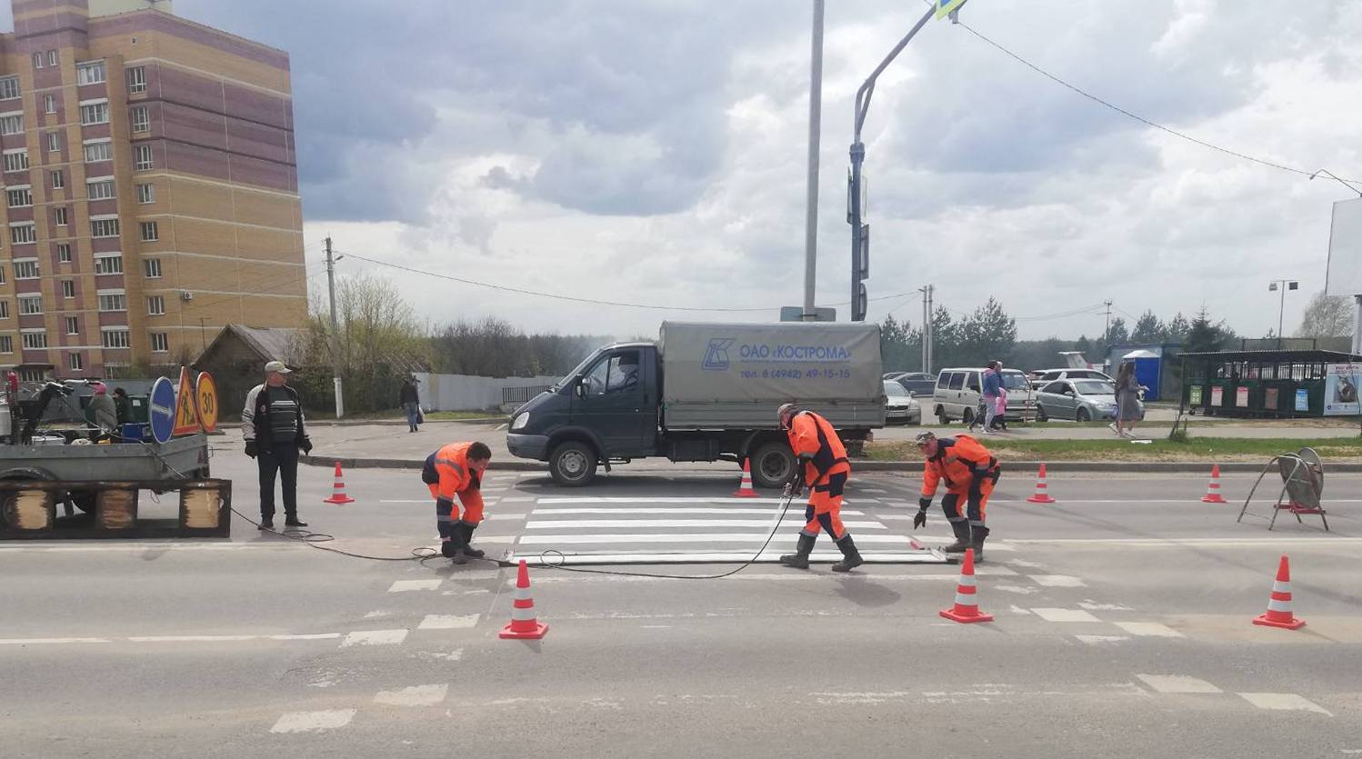 В Костроме обновляют дорожную разметку с помощью термопластика