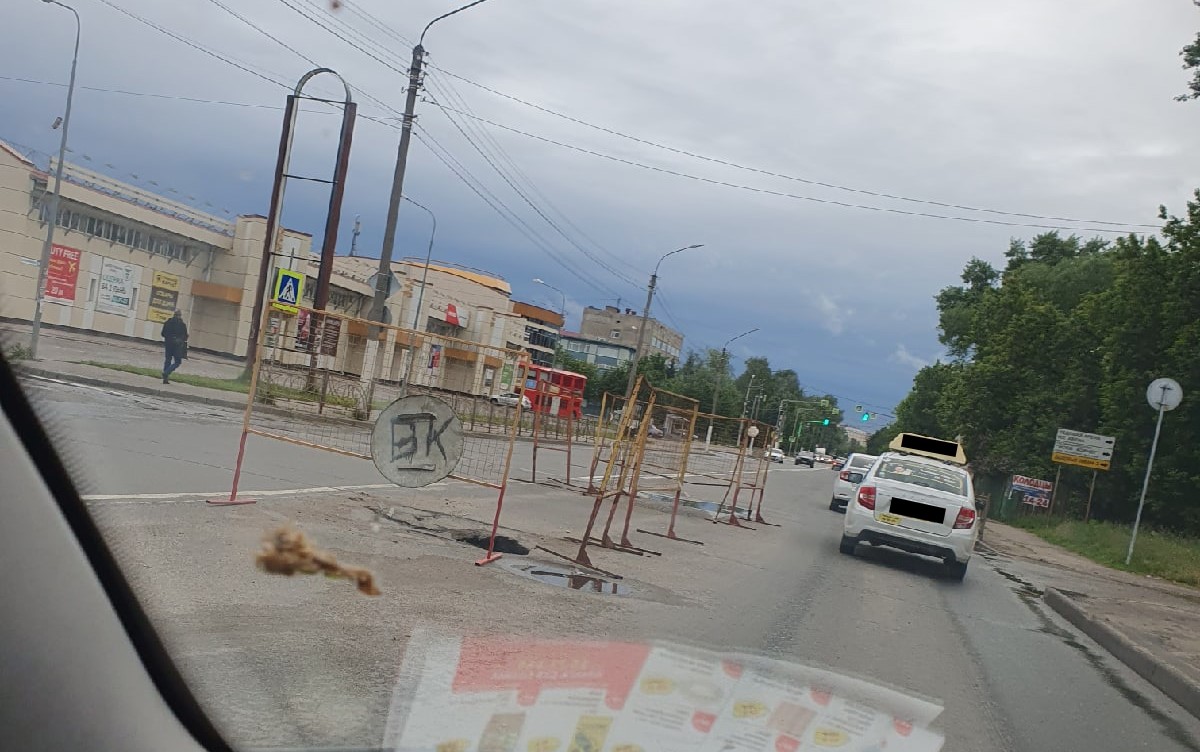 На одной из главных дорог в Костроме образовалась огромная дыра