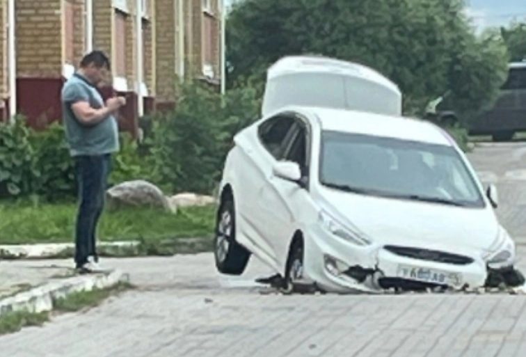 Автомобиль провалился в яму на дороге в Костроме