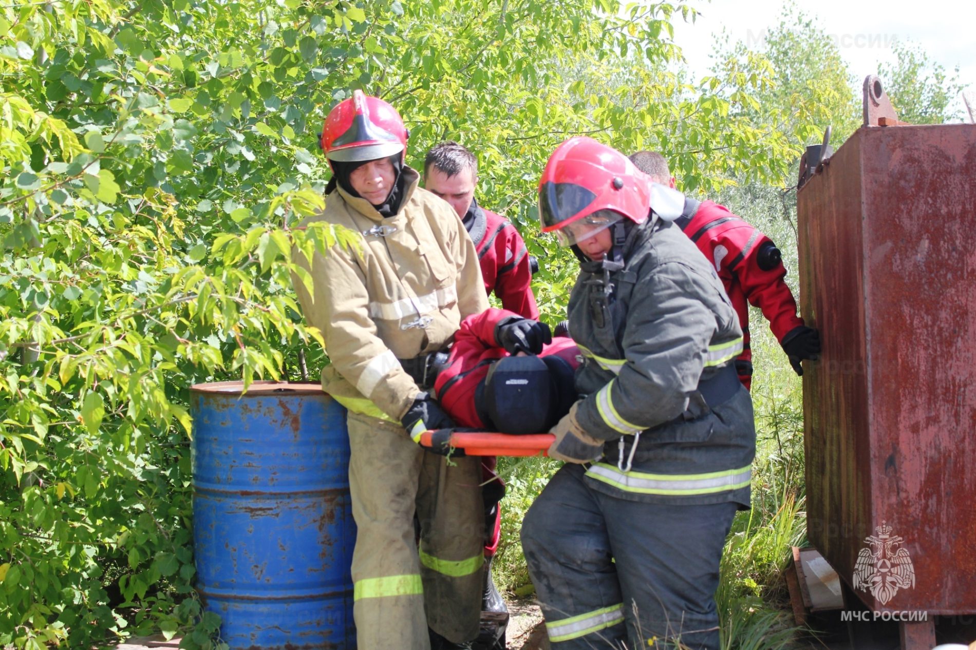 Костромские пожарные гасили панику и огонь на речном судне