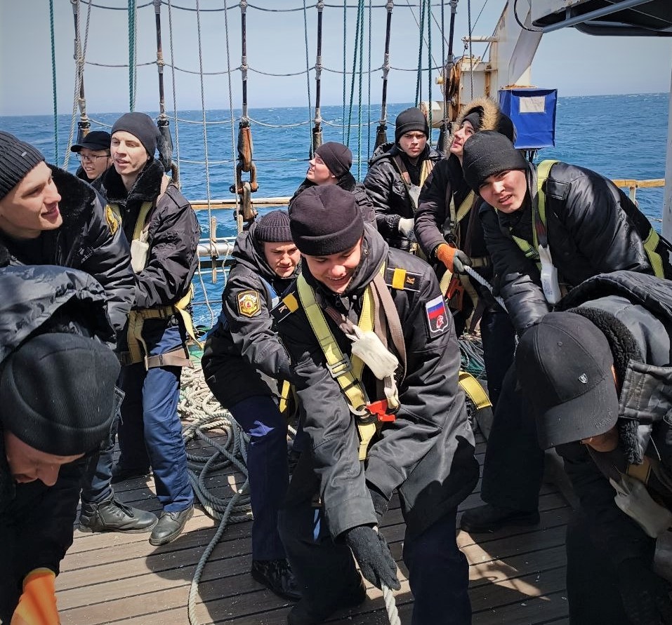 Юные моряки из Костромы прошли на фрегате «Паллада» по Тихому океану