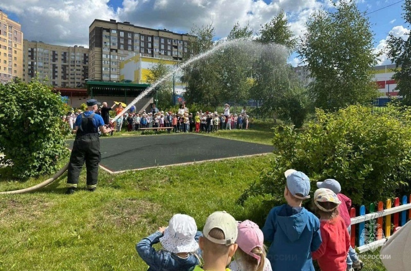 Пожарные из Костромы рассказали детям о всех прелестях профессии