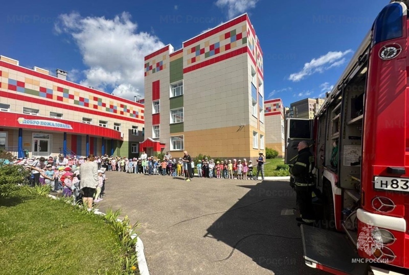 Пожарные из Костромы рассказали детям о всех прелестях профессии