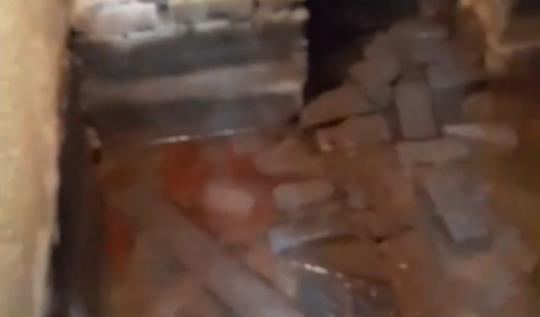 Костромичи пытаются выжить в доме с затопленным подвалом и гниющими окнами