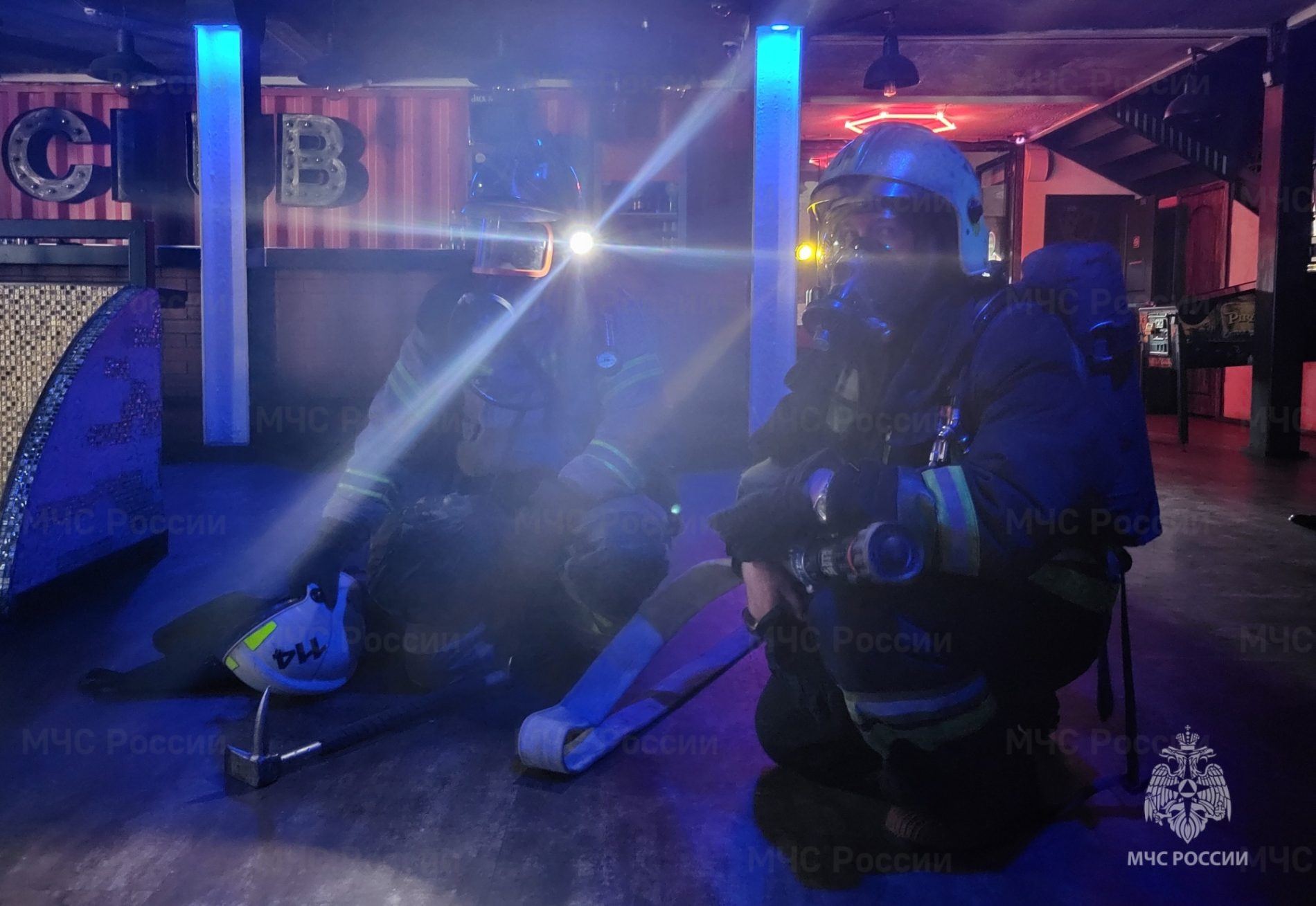 Пожарные эвакуировали людей из клуба в Костроме