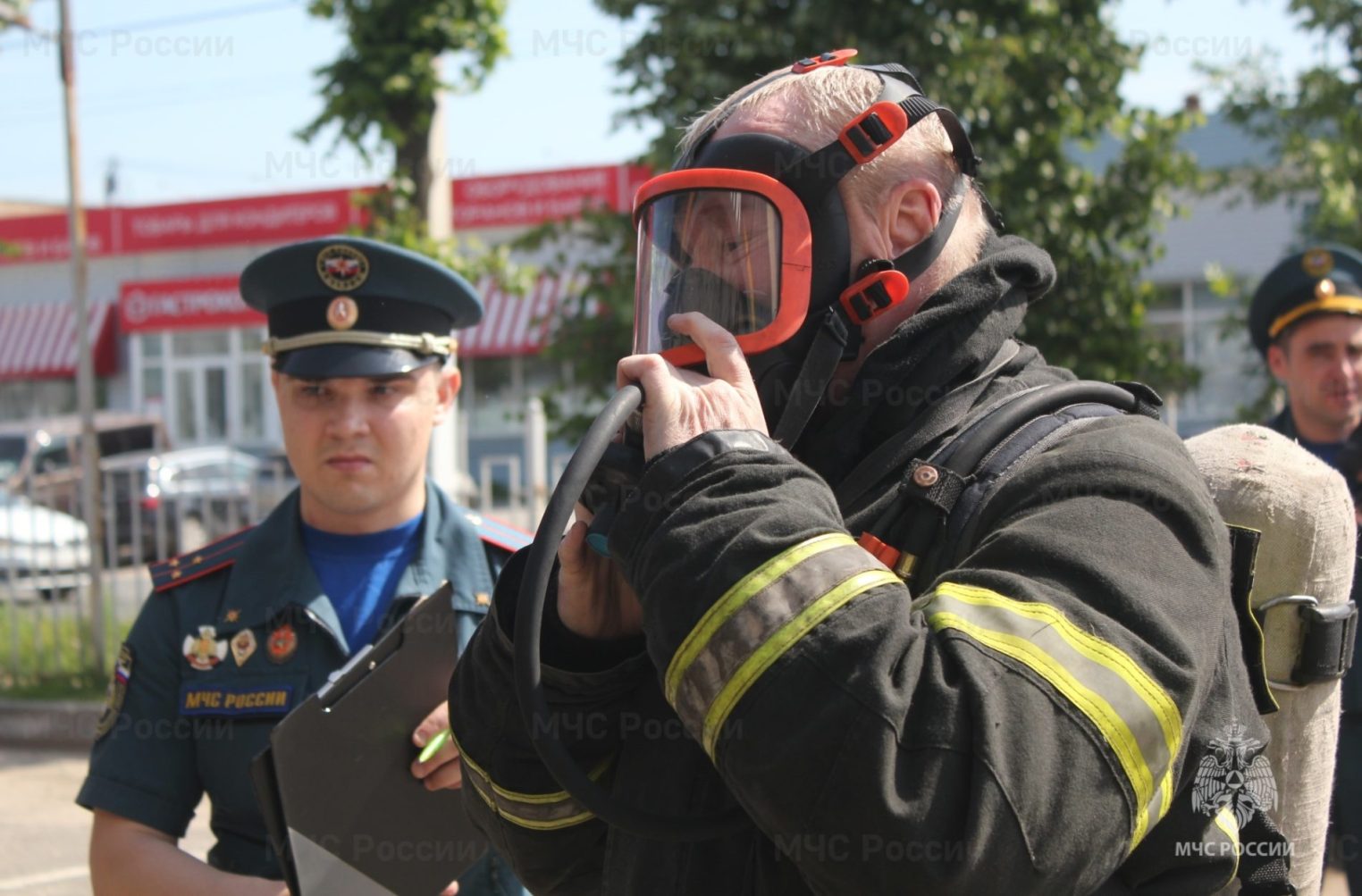 Пожарные эвакуировали людей из клуба в Костроме