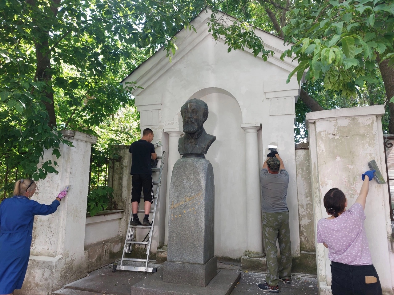 Костромичи по собственной инициативе восстанавливают памятник Писемскому