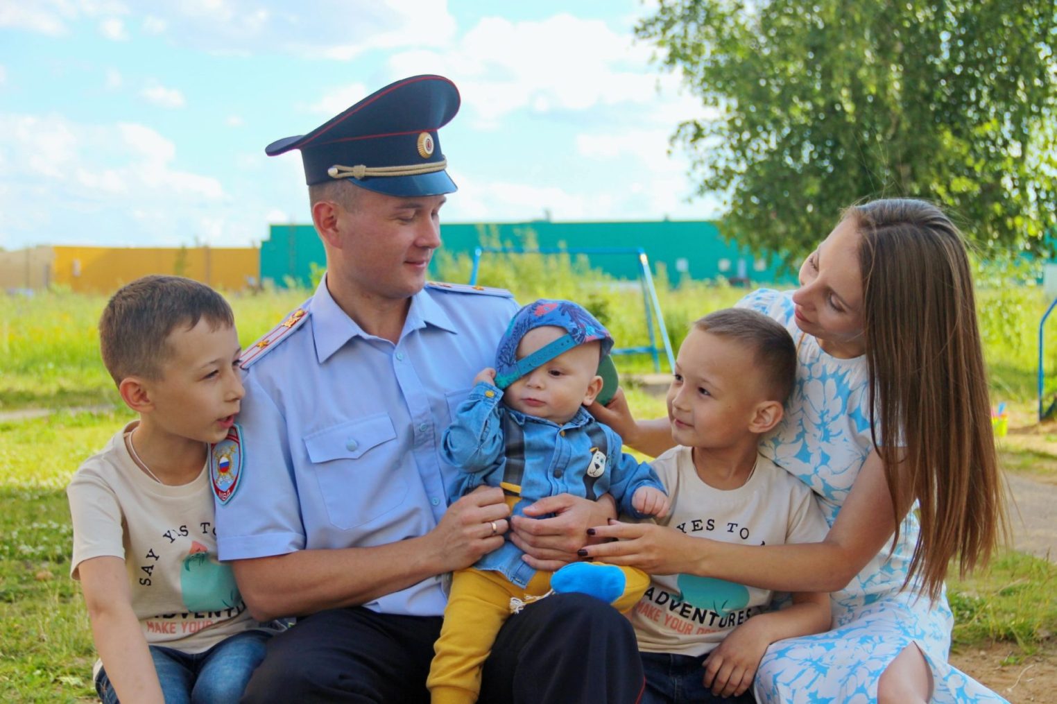Костромских полицейских мотивируют улучшать демографию с помощью фотовыставки