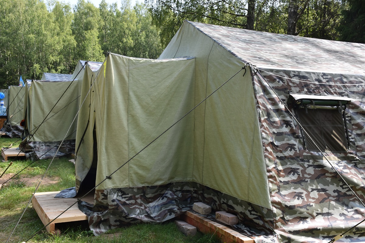 В лагере-спутнике костромские школьники живут в полевых условиях