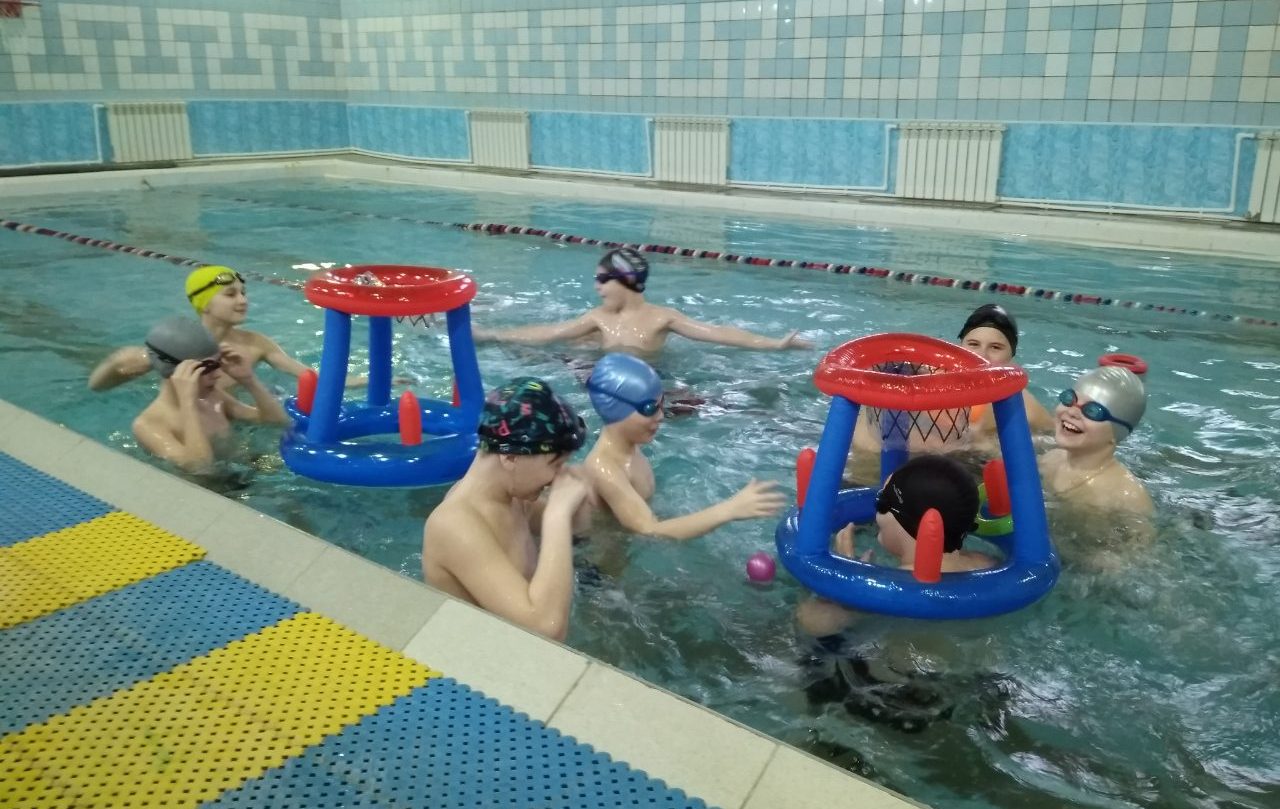 Профессионалы бесплатно учат плавать юных костромичей