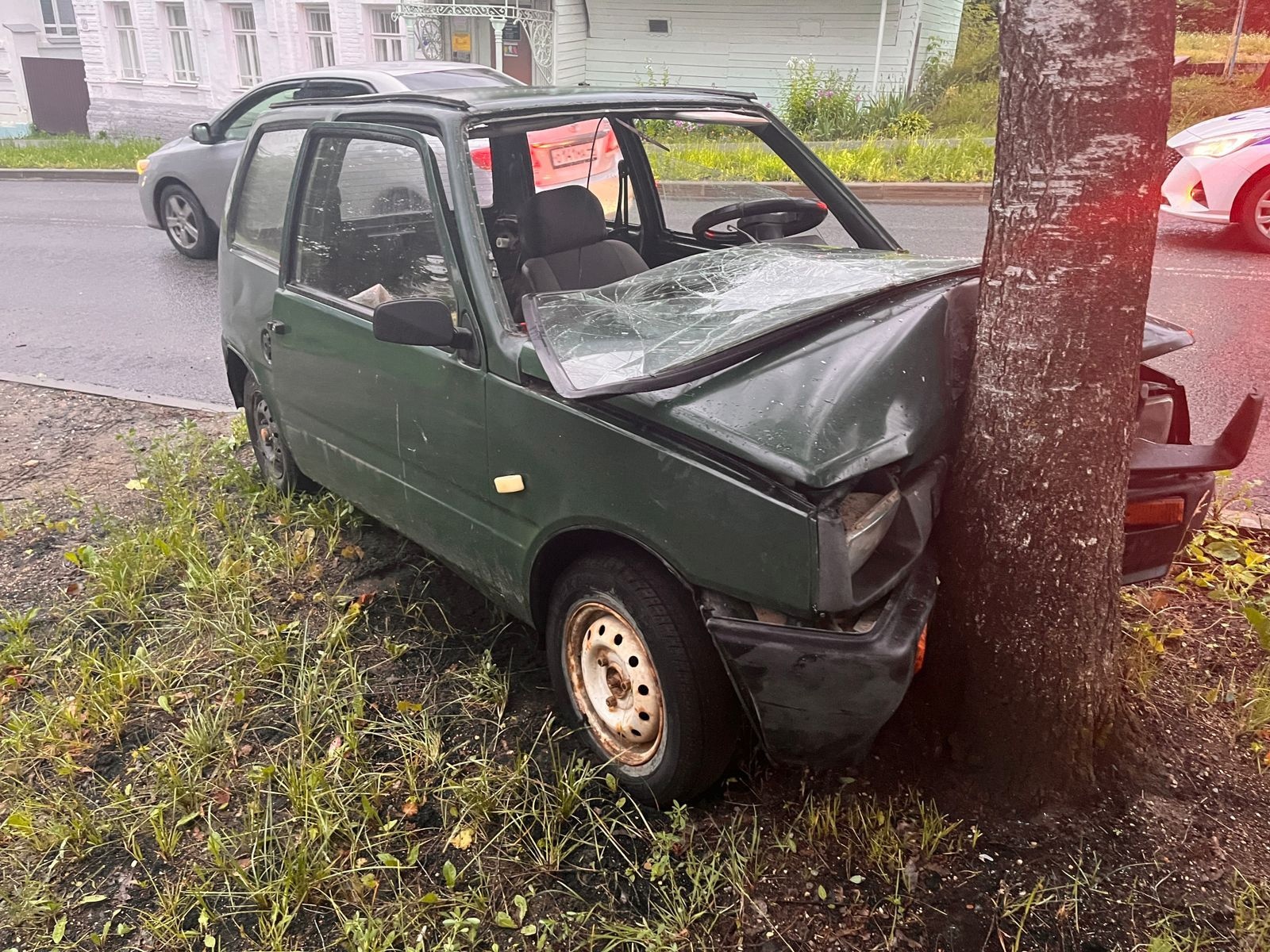 Фото машина врезалась в дом