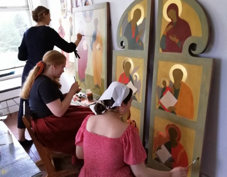 Отдых с пользой: питерские студенты приехали под Кострому писать иконы