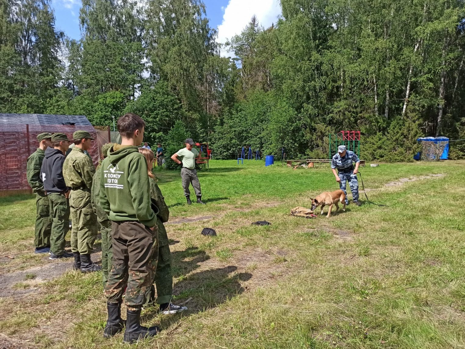В детском лагере под Костромой блестяще отработала задачу служебная собака