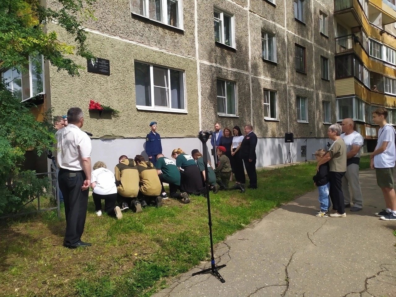 Памятную доску в честь погибшего в зоне СВО бойца открыли в Костроме |  K1NEWS Кострома