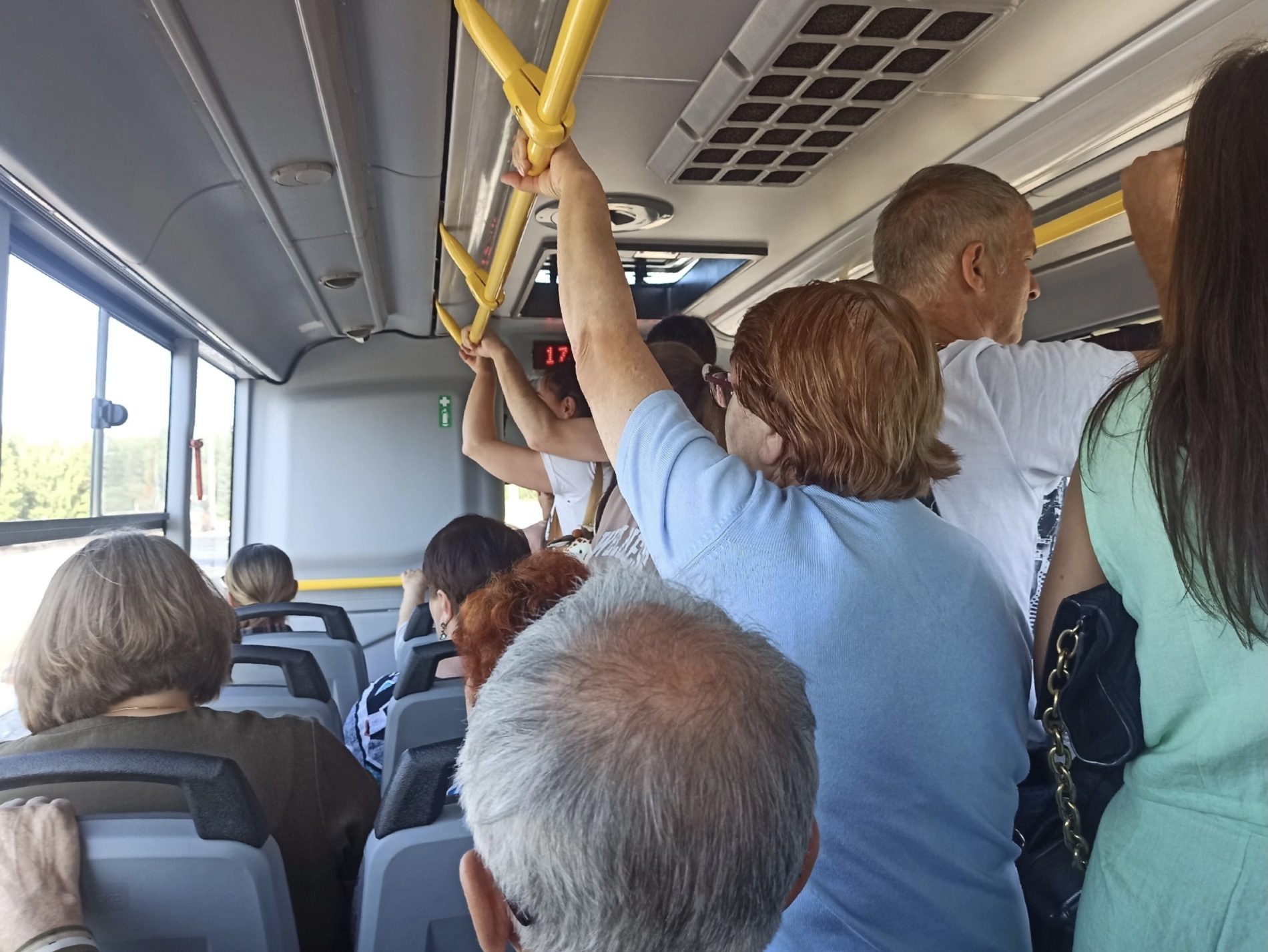 В костромских автобусах воздуха на всех не хватает