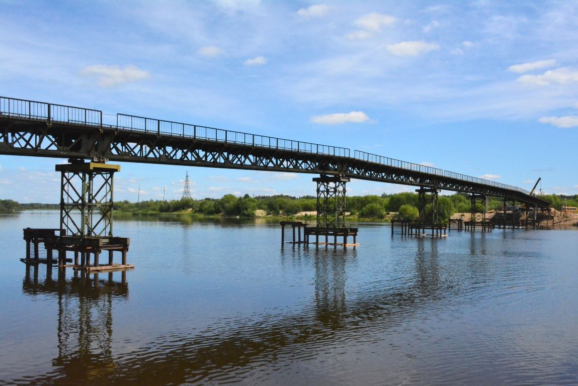 Через реку краткое. Мост через реку Унжа в Костромской области. Река Унжа Горчуха. Мост в Горчухе Костромской области. Мост через реку Унжа в Горчухе.