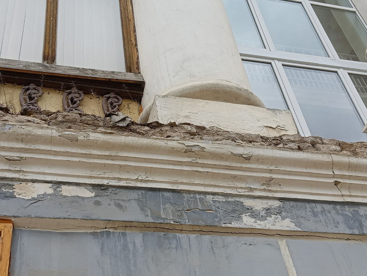 В центре Костромы на прохожих "нападает" старинный дом 