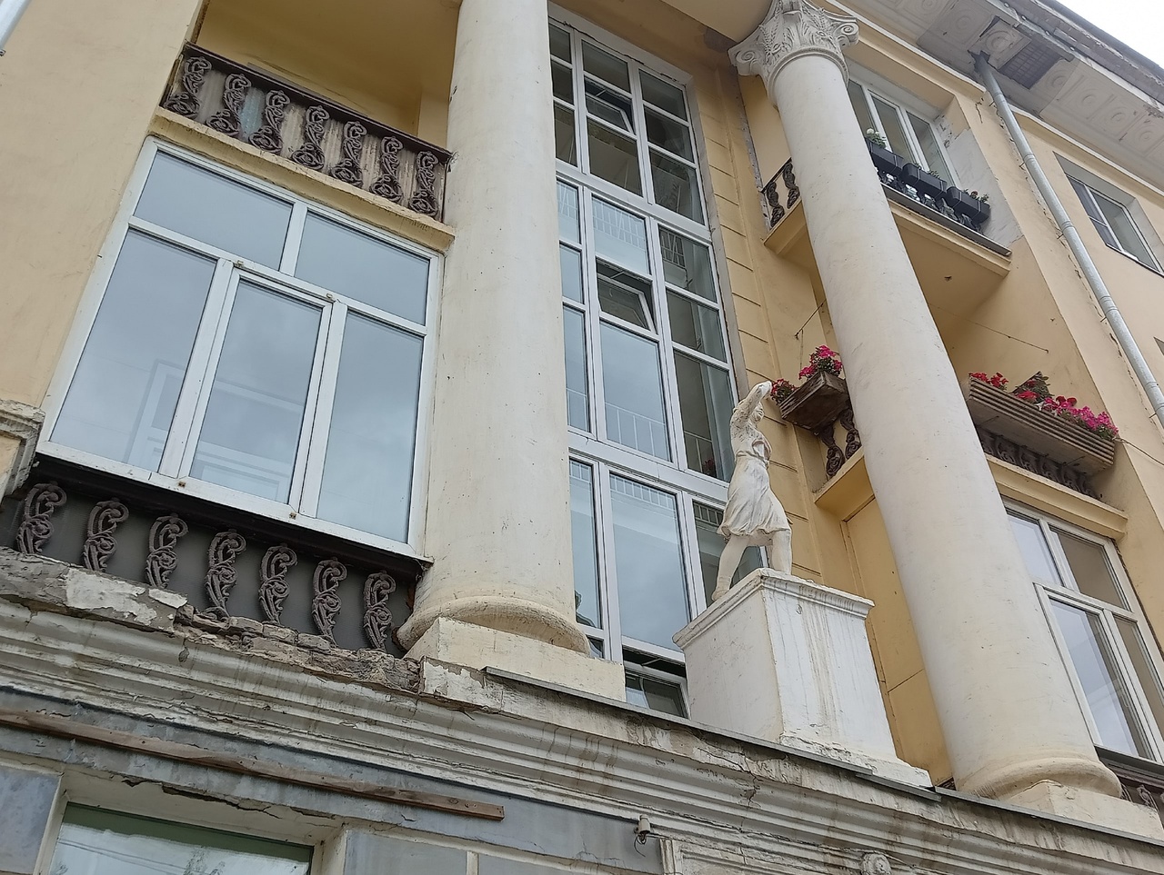 В центре Костромы на прохожих "нападает" старинный дом 