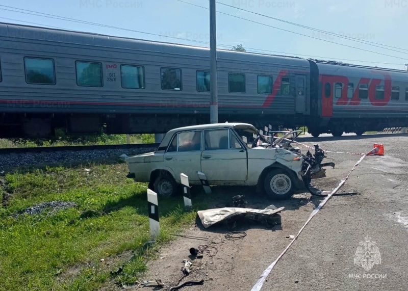 ВАЗ врезался в поезд на железнодорожном переезде в Костромской области