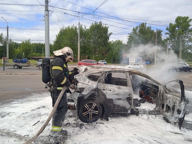 Действия приставов вынудили костромича поджечь свой автомобиль