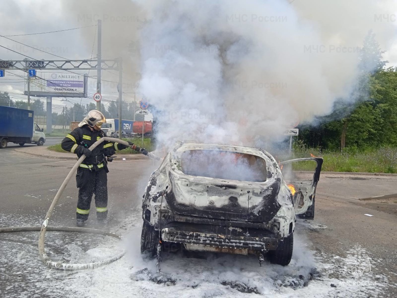 Действия приставов вынудили костромича поджечь свой автомобиль