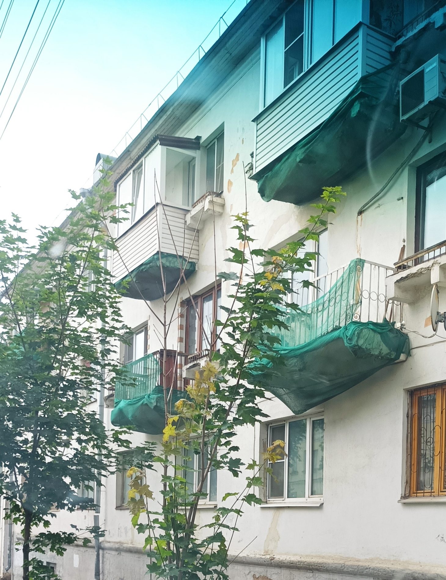 Балконы дома в Костроме грозят рухнуть на головы прохожих