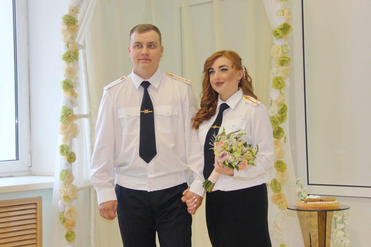 Без фаты и фрака: полицейские из Костромы поженились в парадной форме одежды