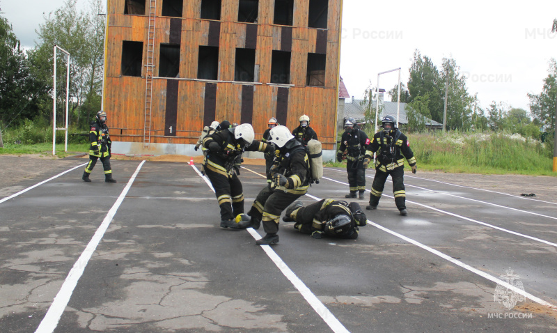 Пожарные из Костромы играли в футбол, пока не закончился кислород