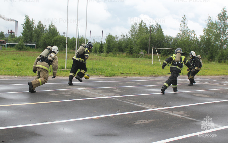 Пожарные из Костромы играли в футбол, пока не закончился кислород