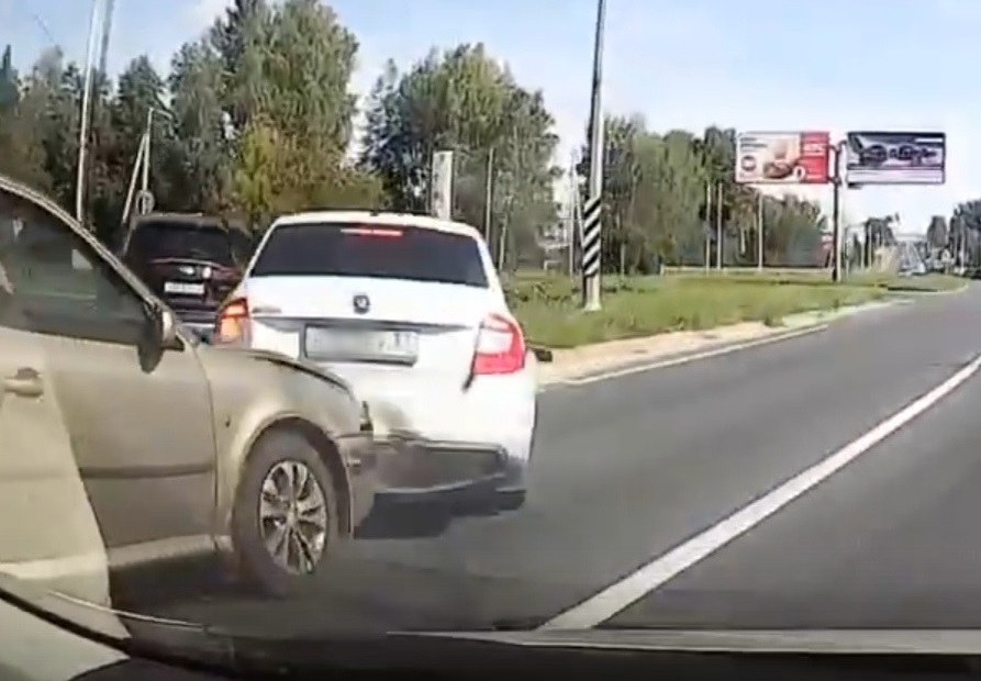 Жёсткое столкновение двух автомобилей в Костроме попало на видео