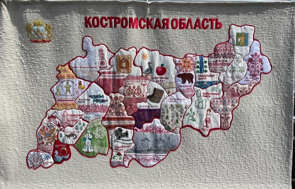 Вышитую карту региона представили мастерицы на праздновании дня рождения Костромской области