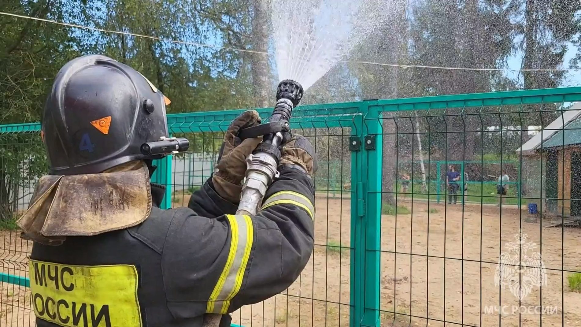 Пожарные освежили животных в костромском зоопарке