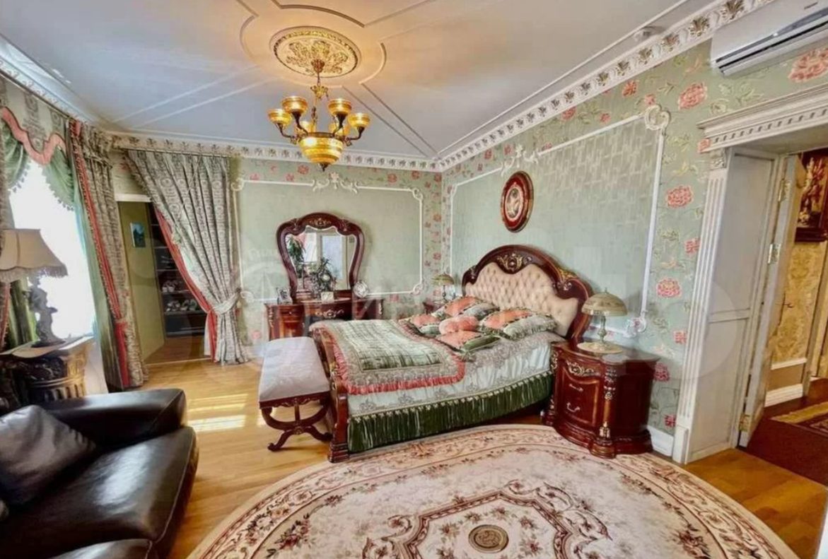 Дворец на территории садового товарищества продают в Костроме за 50 миллионов