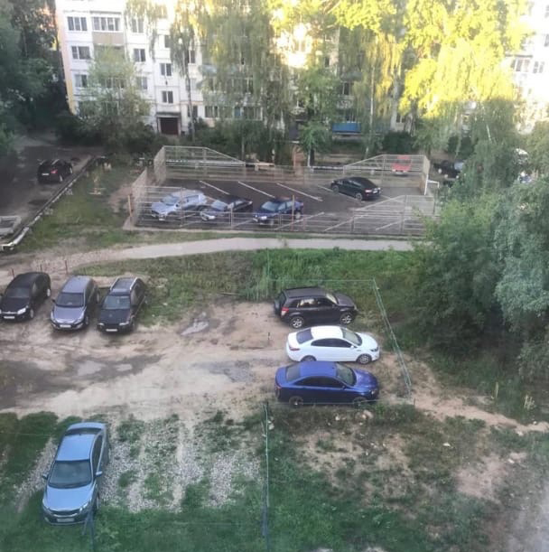 Детскую площадку в костромском дворе превратили в парковку